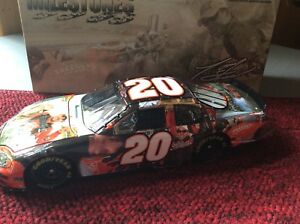 【送料無料】アクション：トニー・スチュワートのマイルストーンAction 1:24 Tony Stewart Milestones 2005