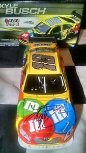【送料無料】カイルブッシュジョー・ギブスの自筆サイン入り＃の2008 Kyle Busch & Joe Gibbs 2X Autographed #18 M & M's 1/24