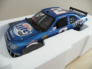 【送料無料】マイルストーンクルトブッシュペンスキーレーシングのダッヂ・アベンジャ&minus;用ゆりかご2007 Milestone #2 Kurt Busch Miller Lite Penske Racing Dodge Avenger COT BNMIB｜hokushin
