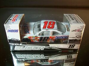【送料無料】カイルブッシュ＃トヨタカムリ用ベッド：モータースポーツにKyle Busch #18 Snickers 2009 Toyota Camry COT 1:64 Motorsports Authentics｜hokushin 12,959円