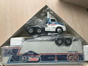 【送料無料】限定版レーシングトラック輸送体と車の小細工は、の新たなNew ListingGroup of 6 Limited Edition Racing Trucks Transporters and Cars Petty, McDuffie