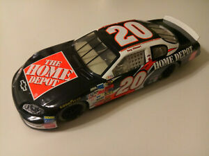 【送料無料】アクショントニースチュワート＃シボレーモンテカルロホームデポの：ACTION 2004 TONY STEWART #20 CHEVY MONTE CARLO HOME DEPOT NASCAR 1:18