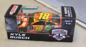 【送料無料】：アクション＃のハロウィーン特別カイルトヨタカムリ1:64 ACTION 2016 #18 M&M'S HALLOWEEN SPECIAL KYLE BUSCH JGR TOYOTA CAMRY NIB