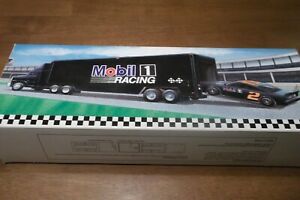 【送料無料】モービル・レーシング・チームのトランスポーター：レースカーの作業灯：（）MOBIL 1 RACING TEAM TRANSPORTER & 1:64 RACE CAR WORKING LIGHTS 1:64 NIB (86)