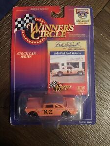 【送料無料】デイル・アーンハートの勝者の円ピンクフォードビクトリアライフタイムシリーズDale Earnhardt Winners Circle 1956 Pink Ford Victoria Lifetime Series｜hokushin