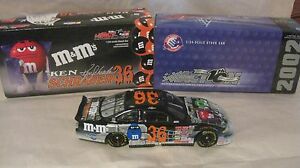 【送料無料】＃ケン・ハロウィーングランプリ：金属Nascar #36 Ken Schrader Firmado M&M Halloween Grand Prix 1:24 Escala Metal 2002