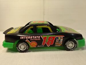 【送料無料】レーシングのデイル・ジャレット＃電池のプラスチック製のおもちゃの車のマスターズMasters Of Racing Dale Jarrett #18 Interstate Batteries Nascar Plastic Toy Car 13,420円