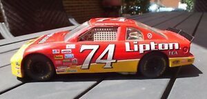 【送料無料】ジョニー・ベンソンJr.#74リプトン茶、1995年1:24はダイカストで製造します、NASCARモンテカルロ・レーシングカーJohnny Benson Jr #74 Lipton Tea 1995 1:24 Diecast NASCAR Mo