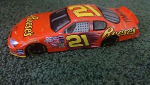 【送料無料】ケビン＃の2005 Kevin Harvick #21 Reese's 1/24 nascar