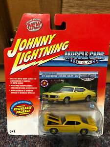 【送料無料】ホビー ・模型車・バイク レーシングカー ジョニーライトニングオールズカトラスラリーイエローjohnny lightning 1970 olds cutlass rallye 350 yellow 164