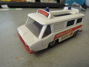 【送料無料】ホビー ・模型車・バイク レーシングカー コーギーコレクションcorgi collection here motorway ambulance red cross 9 cm 2650