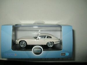 【送料無料】ホビー ・模型車・バイク レーシングカー ミニチュアジャガークーペイングレスブランケアドオックスフォードminiatura jaguar v 12 e coupe ingles blanqueado oxford 143画像