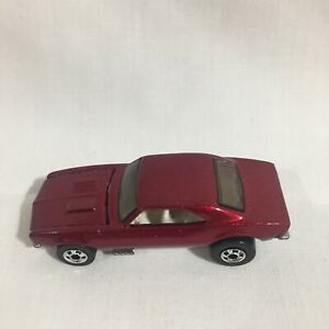 【送料無料】ホビー ・模型車・バイク レーシングカー ホットホイールシェビーカマロメタリックダークレッドホワイトインテリアミントloose hot wheels 67 chevy camaro metallic dark red white interior mint｜hokushin