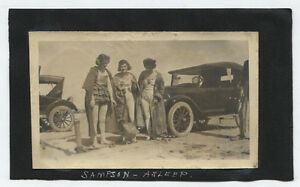 【送料無料】ホビー 模型車 モデルカー サーカスパフォーマーモデルthree circus performers, women in costume, early model cars b w 1920s
