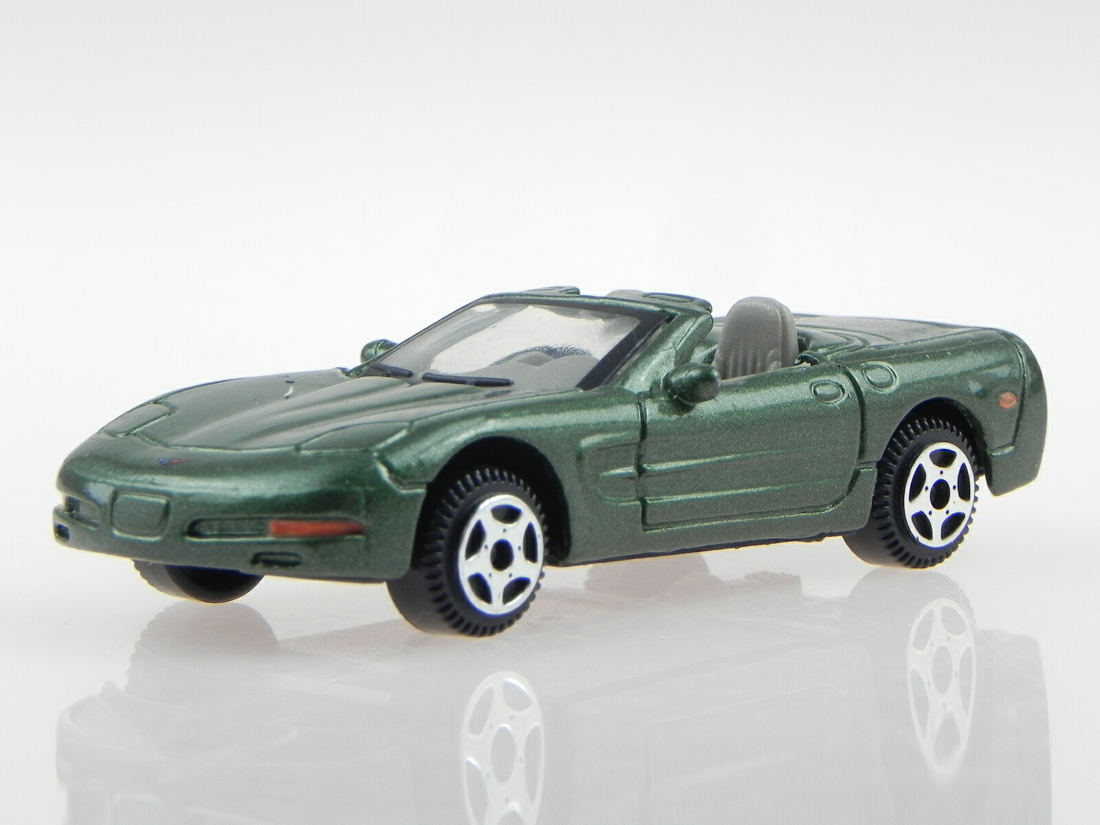 【送料無料】ホビー 模型車 モデルカー シボレーコルベットグリーンダイカストchevrolet corvette c4 convertible 1998 green diecast modelcar 6002 motormax 164