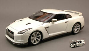 【送料無料】ホビー 模型車 モデルカー モデルカースケールダイカストmodel car scale 118 burago nissan gtr modellcar diecast vehicles
