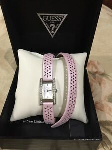 【送料無料】腕時計　ピンクラップウォッチラインストーンフローラルパターンソフトレザー guess pink wrap watch w rhinestones amp; floral pattern soft leather