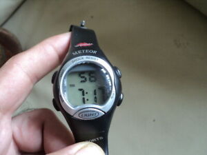 【送料無料】腕時計　ボーイズスポーツデジタルウォッチmeteor boys sport digital watch working