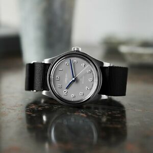 【送料無料】腕時計　ホディンキー&times;ルモントルメルシーウォッチボックスhodinkee x le montre merci lmm h01 watch limited edition in box sold out｜hokushin