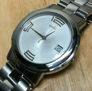 【送料無料】腕時計 デュアルトーンスチールアナログクォーツウォッチアワーデイバッテリーguess men 100m dual tone steel analog quartz watch hour~day date 24h~ battery