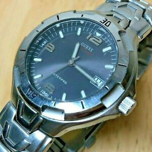 【送料無料】腕時計　メンズベゼルシルバースチールアナログクォーツウォッチバッテリーguess mens 100m moving bezel silver steel analog quartz watch hours~ battery