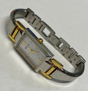 【送料無料】腕時計　ブローバシルバーゴールドトーンブレスレットウォッチスクエアバッテリーwomen’s bulova silver amp; gold tone bracelet watch 98l149 square battery