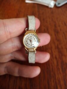 【送料無料】腕時計　モントールアールデコエイムプラークフェムフォンクオンヌメカニクマヌエルmontre art deco aime plaque or femme fonctionne mecanique manuel