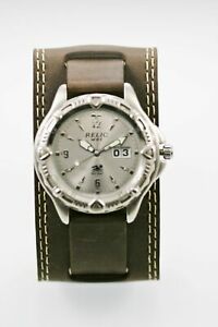 【送料無料】腕時計 メンズステンレススチールシルバーレザーブラウンバッテリークォーツrelic watch mens date stainless steel silver leather brown 50m battery quartz