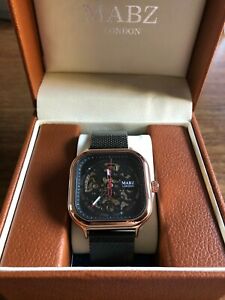 【送料無料】腕時計　メンズスクエアシェイプゴールドカラースケルトンウォッチmens mabz square shaped gold coloured skeleton automatic watch w911