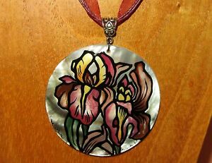 【送料無料】ジュエリー・アクセサリー アイリスペンダントロシアリップアイリスシェルスミルノバpendentif iris fleurs russe peint a la main noir levre coque iris signe smirnova