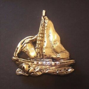 【貨物輸送無料】宝飾品・佩び物 ヴィンテージクチュールブローチボートbelle broche vintage couture signee kalinger, bateau en resine doree, annees 80