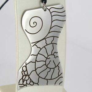 【貨物輸送無料】宝飾品・付属物 バストシェルベースラインスチールペンダントpendentif en acier grave avec buste de femme, coquille et lignes bass