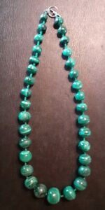 【送料無料】ジュエリー・アクセサリー マラカイトヴィンテージガラスビーズコートネックレスビーズcollier cour perles en malachite perles de verre vintage xxeme
