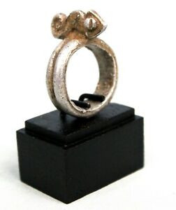 【送料無料】ジュエリー・アクセサリー アフリカソクルセヌーフォセヌフォアルミリングart africain bague en aluminium cameleon senoufo senufo sur socle