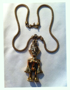 【送料無料】ジュエリー・アクセサリー ジョリコリアーペンダントアフリカニストアイドルサインスクーターパリjoli collier pendentif africaniste avec une idole signe scooter paris