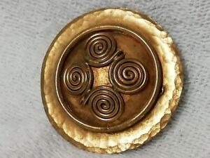 【送料無料】ジュエリー・アクセサリー ブロンズハンマーアールデコブルトンブローチancienne broche bretonne en bronze dore martelee art deco