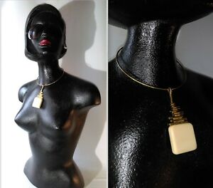 【送料無料】ジュエリー・アクセサリー ガラリテゴールデントンヴィンテージコリアーラスvintage collier ras du cou avec pendentif galalithe et laiton dore 1970s
