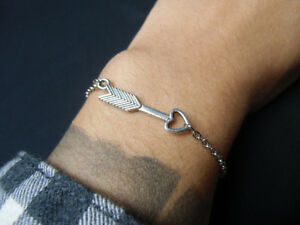 【送料無料】ジュエリー・アクセサリー シルバーハートファッションオリジナルチェーンブレスレットペンダントポイントbracelet original chaine pendentif fleche fleche pointe en coeur argente mode