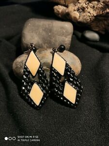 【送料無料】ジュエリー・アクセサリー イヤリングヴィンテージベージュホワイトレジンcurieuses boucles doreille en metal peint noir et resine blanc beige vintage