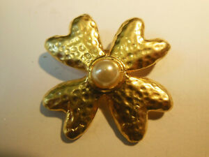 【送料無料】ジュエリー・アクセサリー ゴールドメタルパールクロスブローチbroche croix metal dore et perle 1980
