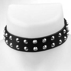 【送料無料】ジュエリー・アクセサリー ストラスブラックネックレスリヴェッツコニカルパンクゴシックパンクstrass collier noir 30 rivets coniques punk gothique