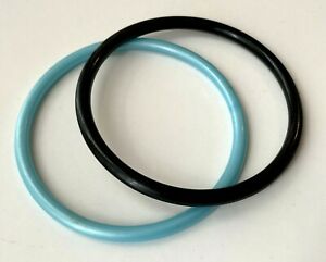 【送料無料】ジュエリー・アクセサリー ブレスレットプラスチックブラックヴィンテージlot de 2 bracelet plastique fine leger bleu et noir vintage etat neuf