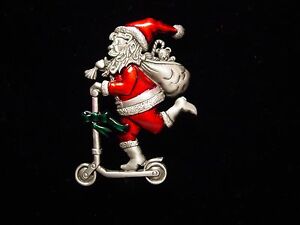 【送料無料】ジュエリー・アクセサリー ジョネットジュエリーシルバーピューターバッグスクーターサンタピンjj jonette jewelry silver pewter santa on scooter with bag of toys pin