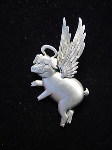 最新人気 ジュエリー アクセサリー ジョネットジュエリーシルバーピューターエンジェルピンjj Jonette Jewelry Silver Pewter When Pigs Fly Angel Pin 偉大な Taraandi Com