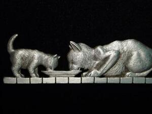 【送料無料】ジュエリー・アクセサリー ジョネットジュエリーシルバーピューターボウルピンjj jonette jewelry silver pewter cat amp; kitten drinking from bowl pin