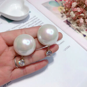 【送料無料】ジュエリー・アクセサリー イヤリングゴールデンクラスビッグハーフホワイトパールクラスモードboucles doreilles clous dore cz gros demi perle blanc 30mm class mode aa27