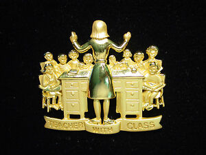 【送料無料】ジュエリー・アクセサリー ジョネットジュエリーブライトマットゴールドピュータークラスピンjj jonette jewelry bright amp; matte gold pewter teacher with class pin