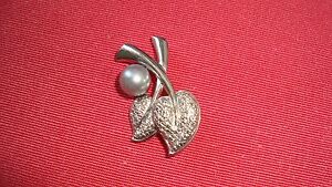【送料無料】ジュエリー・アクセサリー シルバーリーフブローチグレーパールbroche feuilles argentees avec perle grise
