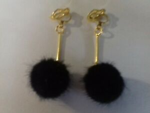 【送料無料】ジュエリー・アクセサリー ロングクリップイヤリングポンポンファーboucles doreilles a clips longues pompon fourrure