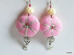 【送料無料】ジュエリー・アクセサリー イヤリングピンククッションキーファスナーboucles doreilles artisanales feutrine coussins rose, cle et os sculpte attache